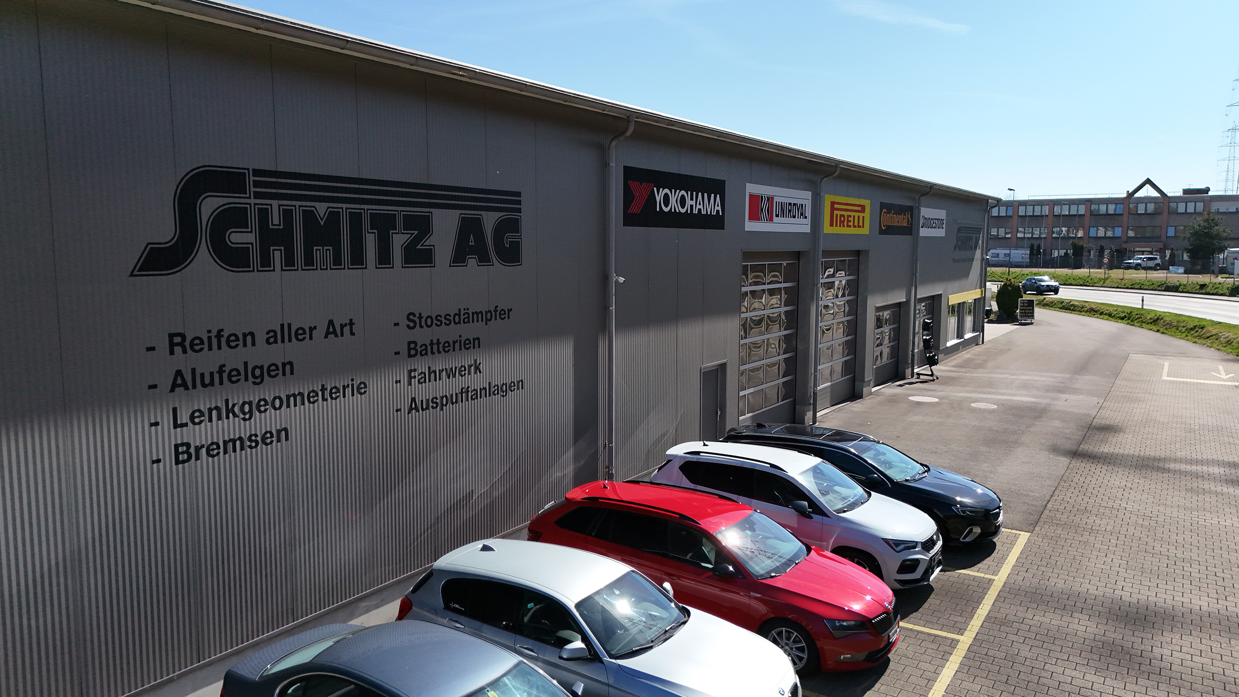 gebauude_seite_mit_autos